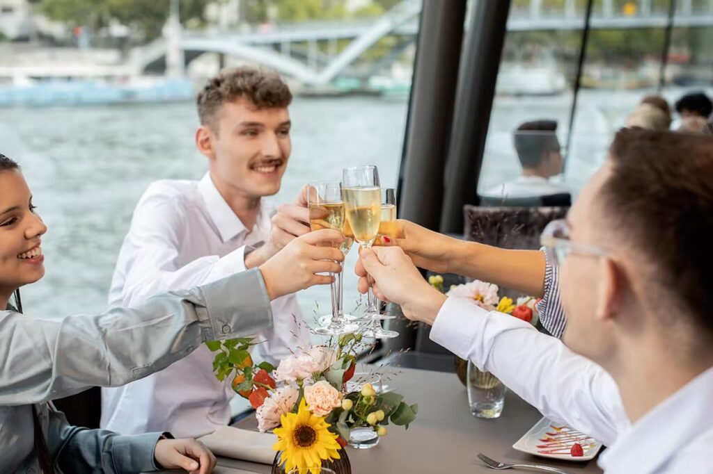 crociera sulla senna con pranzo a bordo a cura di bateaux parisiens